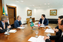 O governador Carlos Massa Ratinho Junior se reuniu nesta quinta-feira (22), no Palácio Iguaçu, com o cônsul-geral dos Estados Unidos em São Paulo, Adam Shub, para debater possíveis parcerias que atendam as áreas de educação e segurança pública. 