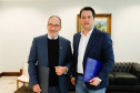 O governador Carlos Massa Ratinho Junior se reuniu nesta quinta-feira (22), no Palácio Iguaçu, com o cônsul-geral dos Estados Unidos em São Paulo, Adam Shub, para debater possíveis parcerias que atendam as áreas de educação e segurança pública. 