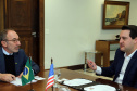O governador Carlos Massa Ratinho Junior se reuniu nesta quinta-feira (22), no Palácio Iguaçu, com o cônsul-geral dos Estados Unidos em São Paulo, Adam Shub, para debater possíveis parcerias que atendam as áreas de educação e segurança pública. .Foto Gilson Abreu/AEN