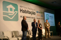 O programa estadual de habitação do Governo do Estado, chamado Habita Paraná, recebeu nesta sexta-feira (23) o Selo de Mérito, uma premiação que reconhece as melhores práticas de gestão pública voltadas à habitação popular em todo o Brasil. O troféu foi entregue a representantes da Cohapar, responsável por idealizar e coordenar as ações do programa, no encerramento do 66.º Fórum Nacional de Habitação de Interesse Social, em Foz do Iguaçu.