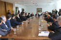 O governador Carlos Massa Ratinho Junior anunciou um pacote de investimentos para o Noroeste do Paraná, que inclui recursos para o Hospital Regional de Paranavaí e um plano de irrigação agrícola para a região. As medidas foram confirmadas em reunião com lideranças políticas e de outros segmentos, nesta segunda-feira (26), no Palácio Iguaçu, em Curitiba.Curitiba,26/08/2019 Foto:Jaelson Lucas/AEN