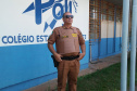 De segunda a sexta-feira, em horários alternados, o Cabo Agnaldo Monteiro trabalha no Polivalente. Aos 49 anos, a vontade de colocar a farda outra vez falou mais alto para o policial que tem no currículo uma boa experiência com estudantes. É que antes de se aposentar, Agnaldo atuou por quatro anos no Batalhão de Patrulha Escolar Comunitária (BPEC) e atendeu chamados em várias escolas de Londrina.
Foto: Divulgação/SEED