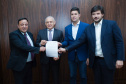 O Governo do Paraná encaminhou à Assembleia Legislativa nesta quarta-feira (28) projeto de lei que acaba com o encerramento aleatório no processo de licitação conhecido como pregão eletrônico. A entrega do projeto foi feita pessoalmente pelo chefe da Casa Civil, Guto Silva, ao presidente da Casa, deputado Ademar Traiano.Foto: Guilherme Flores/Casa Civil