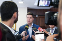 O Governo do Paraná encaminhou à Assembleia Legislativa nesta quarta-feira (28) projeto de lei que acaba com o encerramento aleatório no processo de licitação conhecido como pregão eletrônico. A entrega do projeto foi feita pessoalmente pelo chefe da Casa Civil, Guto Silva, ao presidente da Casa, deputado Ademar Traiano.Foto: Guilherme Flores/Casa Civil