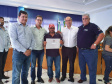 O Instituto de Terras, Cartografia e Geologia do Paraná (ITCG), vinculado à Secretaria do Desenvolvimento Sustentável e do Turismo, entregou nesta quinta-feira (29) documentos técnicos para a regularização de imóveis de 46 pequenos produtores rurais que ocupam terras particulares no município de Renascença, no Sudoeste do Estado. Foto: Divulgação/SEDEST