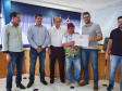O Instituto de Terras, Cartografia e Geologia do Paraná (ITCG), vinculado à Secretaria do Desenvolvimento Sustentável e do Turismo, entregou nesta quinta-feira (29) documentos técnicos para a regularização de imóveis de 46 pequenos produtores rurais que ocupam terras particulares no município de Renascença, no Sudoeste do Estado. Foto: Divulgação/SEDEST