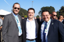 O governador Carlos Massa Ratinho Junior lançou nesta sexta-feira (30), em São José dos Pinhais, o projeto-piloto Em Frente Brasil - Programa Nacional de Enfrentamento à Criminalidade Violenta. A cidade recebeu 100 policiais da Força Nacional de Segurança, que passarão a atuar em conjunto com as forças de segurança estaduais (Polícia Militar e Polícia Civil) e de São José dos Pinhais (Guarda Municipal).