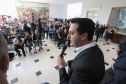 Um acordo assinado pelo governador Carlos Massa Ratinho Junior e o Grupo Latam Airlines vai abrir 71 novos voos no Estado. A empresa destaca que haverá ampliação de 17% das operações Paraná, fazendo do Estado o quarto maior mercado da companhia no Brasil. O anúncio feito nesta sexta-feira (30), no Palácio Iguaçu, em Curitiba.Curitiba, 30-08-19.Foto: Arnaldo Alves / AEN