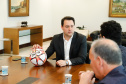 O governador Carlos Massa Ratinho Junior recebeu nesta sexta-feira (30), no Palácio Iguaçu, os jogadores dos times que disputam a final da Taça das Favelas, que acontece neste sábado (31), no Estádio Couto Pereira, em Curitiba. Visitaram o governador as duas equipes femininas, Parolin e Paloma, e as duas masculinas, Butiatumirim e Pilarzinho.
