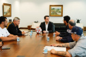 O governador Carlos Massa Ratinho Junior recebeu nesta sexta-feira (30), no Palácio Iguaçu, os jogadores dos times que disputam a final da Taça das Favelas, que acontece neste sábado (31), no Estádio Couto Pereira, em Curitiba. Visitaram o governador as duas equipes femininas, Parolin e Paloma, e as duas masculinas, Butiatumirim e Pilarzinho.