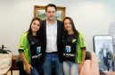 O governador Carlos Massa Ratinho Junior recebeu nesta sexta-feira (30), no Palácio Iguaçu, os jogadores dos times que disputam a final da Taça das Favelas, que acontece neste sábado (31), no Estádio Couto Pereira, em Curitiba. Visitaram o governador as duas equipes femininas, Parolin e Paloma, e as duas masculinas, Butiatumirim e Pilarzinho.