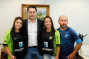 O governador Carlos Massa Ratinho Junior recebeu nesta sexta-feira (30), no Palácio Iguaçu, os jogadores dos times que disputam a final da Taça das Favelas, que acontece neste sábado (31), no Estádio Couto Pereira, em Curitiba. Visitaram o governador as duas equipes femininas, Parolin e Paloma, e as duas masculinas, Butiatumirim e Pilarzinho.
