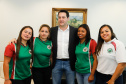 O governador Carlos Massa Ratinho Junior recebeu nesta sexta-feira (30), no Palácio Iguaçu, os jogadores dos times que disputam a final da Taça das Favelas, que acontece neste sábado (31), no Estádio Couto Pereira, em Curitiba. Visitaram o governador as duas equipes femininas, Parolin e Paloma, e as duas masculinas, Butiatumirim e Pilarzinho.