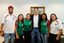 O governador Carlos Massa Ratinho Junior recebeu nesta sexta-feira (30), no Palácio Iguaçu, os jogadores dos times que disputam a final da Taça das Favelas, que acontece neste sábado (31), no Estádio Couto Pereira, em Curitiba. Visitaram o governador as duas equipes femininas, Parolin e Paloma, e as duas masculinas, Butiatumirim e Pilarzinho.