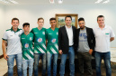 O governador Carlos Massa Ratinho Junior recebeu nesta sexta-feira (30), no Palácio Iguaçu, os jogadores dos times que disputam a final da Taça das Favelas, que acontece neste sábado (31), no Estádio Couto Pereira, em Curitiba. Visitaram o governador as duas equipes femininas, Parolin e Paloma, e as duas masculinas, Butiatumirim e Pilarzinho.
