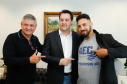 O governador Carlos Massa Ratinho Junior recebeu nesta sexta-feira (30), no Palácio Iguaçu, os jogadores dos times que disputam a final da Taça das Favelas, que acontece neste sábado (31), no Estádio Couto Pereira, em Curitiba. Visitaram o governador as duas equipes femininas, Parolin e Paloma, e as duas masculinas, Butiatumirim e Pilarzinho.