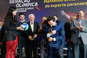O governador Carlos Massa Ratinho Junior lançou nesta segunda-feira (2), em cerimônia no Palácio Iguaçu, o programa Geração Olímpica, que só neste ano garantirá 1.252 bolsas esportivas nas modalidades olímpicas e paralímpicas para jovens promessas, atletas de renome mundial e técnicos. A Companhia Paranaense de Energia (Copel), patrocinadora da iniciativa, investe R$ 4,75 milhões. É o maior programa de bolsa-atleta do País, em nível estadual.
