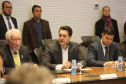 O governador Carlos Massa Ratinho Junior, o diretor-geral do Departamento de Trânsito do Paraná (Detran-PR), César Kogut, e o cônsul do Paraguai em Curitiba, Carlos José Fleitas Rodriguez, assinaram nesta terça-feira (3), durante reunião do secretariado, a autorização para validação das habilitações de paraguaios que residem e trabalham no Paraná