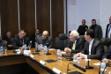 O governador Carlos Massa Ratinho Junior, o diretor-geral do Departamento de Trânsito do Paraná (Detran-PR), César Kogut, e o cônsul do Paraguai em Curitiba, Carlos José Fleitas Rodriguez, assinaram nesta terça-feira (3), durante reunião do secretariado, a autorização para validação das habilitações de paraguaios que residem e trabalham no Paraná