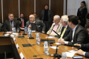 O governador Carlos Massa Ratinho Junior, o diretor-geral do Departamento de Trânsito do Paraná (Detran-PR), César Kogut, e o cônsul do Paraguai em Curitiba, Carlos José Fleitas Rodriguez, assinaram nesta terça-feira (3), durante reunião do secretariado, a autorização para validação das habilitações de paraguaios que residem e trabalham no Paraná