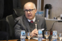 O governador Carlos Massa Ratinho Junior, o diretor-geral do Departamento de Trânsito do Paraná (Detran-PR), César Kogut, e o cônsul do Paraguai em Curitiba, Carlos José Fleitas Rodriguez, assinaram nesta terça-feira (3), durante reunião do secretariado, a autorização para validação das habilitações de paraguaios que residem e trabalham no Paraná