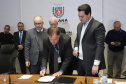 O governador Carlos Massa Ratinho Junior, o diretor-geral do Departamento de Trânsito do Paraná (Detran-PR), César Kogut, e o cônsul do Paraguai em Curitiba, Carlos José Fleitas Rodriguez, assinaram nesta terça-feira (3), durante reunião do secretariado, a autorização para validação das habilitações de paraguaios que residem e trabalham no Paraná