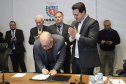 O governador Carlos Massa Ratinho Junior, o diretor-geral do Departamento de Trânsito do Paraná (Detran-PR), César Kogut, e o cônsul do Paraguai em Curitiba, Carlos José Fleitas Rodriguez, assinaram nesta terça-feira (3), durante reunião do secretariado, a autorização para validação das habilitações de paraguaios que residem e trabalham no Paraná