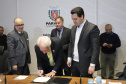 O governador Carlos Massa Ratinho Junior, o diretor-geral do Departamento de Trânsito do Paraná (Detran-PR), César Kogut, e o cônsul do Paraguai em Curitiba, Carlos José Fleitas Rodriguez, assinaram nesta terça-feira (3), durante reunião do secretariado, a autorização para validação das habilitações de paraguaios que residem e trabalham no Paraná