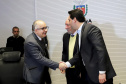 O governador Carlos Massa Ratinho Junior, o diretor-geral do Departamento de Trânsito do Paraná (Detran-PR), César Kogut, e o cônsul do Paraguai em Curitiba, Carlos José Fleitas Rodriguez, assinaram nesta terça-feira (3), durante reunião do secretariado, a autorização para validação das habilitações de paraguaios que residem e trabalham no Paraná