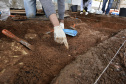 A equipe do Departamento de Arqueologia do Museu Paranaense vem desenvolvendo pesquisas arqueológicas no entorno do Palácio Belvedere, prédio histórico localizado na Praça João Cândido, Alto São Francisco, em Curitiba, e que está sendo revitalizado pela prefeitura da capital. Desde o início das escavações, em agosto, já foram encontrados fragmentos de ossos, de cerâmica, e até mesmo ossadas inteiras, muito bem preservadas. Foto:Kraw Penas/SECC