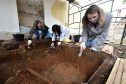 A equipe do Departamento de Arqueologia do Museu Paranaense vem desenvolvendo pesquisas arqueológicas no entorno do Palácio Belvedere, prédio histórico localizado na Praça João Cândido, Alto São Francisco, em Curitiba, e que está sendo revitalizado pela prefeitura da capital. Desde o início das escavações, em agosto, já foram encontrados fragmentos de ossos, de cerâmica, e até mesmo ossadas inteiras, muito bem preservadas. Foto:Kraw Penas/SECC