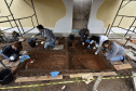 A equipe do Departamento de Arqueologia do Museu Paranaense vem desenvolvendo pesquisas arqueológicas no entorno do Palácio Belvedere, prédio histórico localizado na Praça João Cândido, Alto São Francisco, em Curitiba, e que está sendo revitalizado pela prefeitura da capital. Desde o início das escavações, em agosto, já foram encontrados fragmentos de ossos, de cerâmica, e até mesmo ossadas inteiras, muito bem preservadas. Foto:Kraw Penas/SECC
