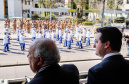 Aproximadamente 20 mil pessoas acompanharam neste sábado (7), em Curitiba, o desfile cívico-militar que comemora os 197 anos da Proclamação da Independência, segundo estimativas da Polícia Militar do Paraná. O governador Carlos Massa Ratinho Junior assistiu a solenidade de 7 de Setembro na Avenida Cândido de Abreu, acompanhado de sua família, do comandante da 5ª Divisão do Exército, general de divisão José Russo Assumpção Delgado, do vice-governador Darci Piana e de diversas autoridades.