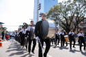 Aproximadamente 20 mil pessoas acompanharam neste sábado (7), em Curitiba, o desfile cívico-militar que comemora os 197 anos da Proclamação da Independência, segundo estimativas da Polícia Militar do Paraná. O governador Carlos Massa Ratinho Junior assistiu a solenidade de 7 de Setembro na Avenida Cândido de Abreu, acompanhado de sua família, do comandante da 5ª Divisão do Exército, general de divisão José Russo Assumpção Delgado, do vice-governador Darci Piana e de diversas autoridades.