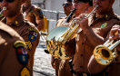 Aproximadamente 20 mil pessoas acompanharam neste sábado (7), em Curitiba, o desfile cívico-militar que comemora os 197 anos da Proclamação da Independência, segundo estimativas da Polícia Militar do Paraná. O governador Carlos Massa Ratinho Junior assistiu a solenidade de 7 de Setembro na Avenida Cândido de Abreu, acompanhado de sua família, do comandante da 5ª Divisão do Exército, general de divisão José Russo Assumpção Delgado, do vice-governador Darci Piana e de diversas autoridades.