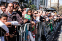 Aproximadamente 20 mil pessoas acompanharam neste sábado (7), em Curitiba, o desfile cívico-militar que comemora os 197 anos da Proclamação da Independência, segundo estimativas da Polícia Militar do Paraná. O governador Carlos Massa Ratinho Junior assistiu a solenidade de 7 de Setembro na Avenida Cândido de Abreu, acompanhado de sua família, do comandante da 5ª Divisão do Exército, general de divisão José Russo Assumpção Delgado, do vice-governador Darci Piana e de diversas autoridades.