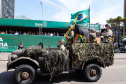 Aproximadamente 20 mil pessoas acompanharam neste sábado (7), em Curitiba, o desfile cívico-militar que comemora os 197 anos da Proclamação da Independência, segundo estimativas da Polícia Militar do Paraná. O governador Carlos Massa Ratinho Junior assistiu a solenidade de 7 de Setembro na Avenida Cândido de Abreu, acompanhado de sua família, do comandante da 5ª Divisão do Exército, general de divisão José Russo Assumpção Delgado, do vice-governador Darci Piana e de diversas autoridades.