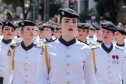 Aproximadamente 20 mil pessoas acompanharam neste sábado (7), em Curitiba, o desfile cívico-militar que comemora os 197 anos da Proclamação da Independência, segundo estimativas da Polícia Militar do Paraná. O governador Carlos Massa Ratinho Junior assistiu a solenidade de 7 de Setembro na Avenida Cândido de Abreu, acompanhado de sua família, do comandante da 5ª Divisão do Exército, general de divisão José Russo Assumpção Delgado, do vice-governador Darci Piana e de diversas autoridades.