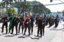 Aproximadamente 20 mil pessoas acompanharam neste sábado (7), em Curitiba, o desfile cívico-militar que comemora os 197 anos da Proclamação da Independência, segundo estimativas da Polícia Militar do Paraná. O governador Carlos Massa Ratinho Junior assistiu a solenidade de 7 de Setembro na Avenida Cândido de Abreu, acompanhado de sua família, do comandante da 5ª Divisão do Exército, general de divisão José Russo Assumpção Delgado, do vice-governador Darci Piana e de diversas autoridades.