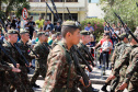 Aproximadamente 20 mil pessoas acompanharam neste sábado (7), em Curitiba, o desfile cívico-militar que comemora os 197 anos da Proclamação da Independência, segundo estimativas da Polícia Militar do Paraná. O governador Carlos Massa Ratinho Junior assistiu a solenidade de 7 de Setembro na Avenida Cândido de Abreu, acompanhado de sua família, do comandante da 5ª Divisão do Exército, general de divisão José Russo Assumpção Delgado, do vice-governador Darci Piana e de diversas autoridades.