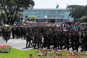 Aproximadamente 20 mil pessoas acompanharam neste sábado (7), em Curitiba, o desfile cívico-militar que comemora os 197 anos da Proclamação da Independência, segundo estimativas da Polícia Militar do Paraná. O governador Carlos Massa Ratinho Junior assistiu a solenidade de 7 de Setembro na Avenida Cândido de Abreu, acompanhado de sua família, do comandante da 5ª Divisão do Exército, general de divisão José Russo Assumpção Delgado, do vice-governador Darci Piana e de diversas autoridades.