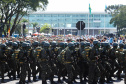 Aproximadamente 20 mil pessoas acompanharam neste sábado (7), em Curitiba, o desfile cívico-militar que comemora os 197 anos da Proclamação da Independência, segundo estimativas da Polícia Militar do Paraná. O governador Carlos Massa Ratinho Junior assistiu a solenidade de 7 de Setembro na Avenida Cândido de Abreu, acompanhado de sua família, do comandante da 5ª Divisão do Exército, general de divisão José Russo Assumpção Delgado, do vice-governador Darci Piana e de diversas autoridades.