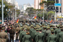 Aproximadamente 20 mil pessoas acompanharam neste sábado (7), em Curitiba, o desfile cívico-militar que comemora os 197 anos da Proclamação da Independência, segundo estimativas da Polícia Militar do Paraná. O governador Carlos Massa Ratinho Junior assistiu a solenidade de 7 de Setembro na Avenida Cândido de Abreu, acompanhado de sua família, do comandante da 5ª Divisão do Exército, general de divisão José Russo Assumpção Delgado, do vice-governador Darci Piana e de diversas autoridades.