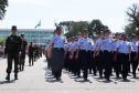 Aproximadamente 20 mil pessoas acompanharam neste sábado (7), em Curitiba, o desfile cívico-militar que comemora os 197 anos da Proclamação da Independência, segundo estimativas da Polícia Militar do Paraná. O governador Carlos Massa Ratinho Junior assistiu a solenidade de 7 de Setembro na Avenida Cândido de Abreu, acompanhado de sua família, do comandante da 5ª Divisão do Exército, general de divisão José Russo Assumpção Delgado, do vice-governador Darci Piana e de diversas autoridades.