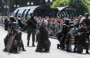 Aproximadamente 20 mil pessoas acompanharam neste sábado (7), em Curitiba, o desfile cívico-militar que comemora os 197 anos da Proclamação da Independência, segundo estimativas da Polícia Militar do Paraná. O governador Carlos Massa Ratinho Junior assistiu a solenidade de 7 de Setembro na Avenida Cândido de Abreu, acompanhado de sua família, do comandante da 5ª Divisão do Exército, general de divisão José Russo Assumpção Delgado, do vice-governador Darci Piana e de diversas autoridades.