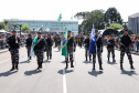 Aproximadamente 20 mil pessoas acompanharam neste sábado (7), em Curitiba, o desfile cívico-militar que comemora os 197 anos da Proclamação da Independência, segundo estimativas da Polícia Militar do Paraná. O governador Carlos Massa Ratinho Junior assistiu a solenidade de 7 de Setembro na Avenida Cândido de Abreu, acompanhado de sua família, do comandante da 5ª Divisão do Exército, general de divisão José Russo Assumpção Delgado, do vice-governador Darci Piana e de diversas autoridades.