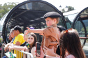 Aproximadamente 20 mil pessoas acompanharam neste sábado (7), em Curitiba, o desfile cívico-militar que comemora os 197 anos da Proclamação da Independência, segundo estimativas da Polícia Militar do Paraná. O governador Carlos Massa Ratinho Junior assistiu a solenidade de 7 de Setembro na Avenida Cândido de Abreu, acompanhado de sua família, do comandante da 5ª Divisão do Exército, general de divisão José Russo Assumpção Delgado, do vice-governador Darci Piana e de diversas autoridades.