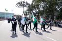 Aproximadamente 20 mil pessoas acompanharam neste sábado (7), em Curitiba, o desfile cívico-militar que comemora os 197 anos da Proclamação da Independência, segundo estimativas da Polícia Militar do Paraná. O governador Carlos Massa Ratinho Junior assistiu a solenidade de 7 de Setembro na Avenida Cândido de Abreu, acompanhado de sua família, do comandante da 5ª Divisão do Exército, general de divisão José Russo Assumpção Delgado, do vice-governador Darci Piana e de diversas autoridades.
