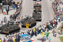 Aproximadamente 20 mil pessoas acompanharam neste sábado (7), em Curitiba, o desfile cívico-militar que comemora os 197 anos da Proclamação da Independência, segundo estimativas da Polícia Militar do Paraná. O governador Carlos Massa Ratinho Junior assistiu a solenidade de 7 de Setembro na Avenida Cândido de Abreu, acompanhado de sua família, do comandante da 5ª Divisão do Exército, general de divisão José Russo Assumpção Delgado, do vice-governador Darci Piana e de diversas autoridades.