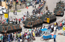 Aproximadamente 20 mil pessoas acompanharam neste sábado (7), em Curitiba, o desfile cívico-militar que comemora os 197 anos da Proclamação da Independência, segundo estimativas da Polícia Militar do Paraná. O governador Carlos Massa Ratinho Junior assistiu a solenidade de 7 de Setembro na Avenida Cândido de Abreu, acompanhado de sua família, do comandante da 5ª Divisão do Exército, general de divisão José Russo Assumpção Delgado, do vice-governador Darci Piana e de diversas autoridades.